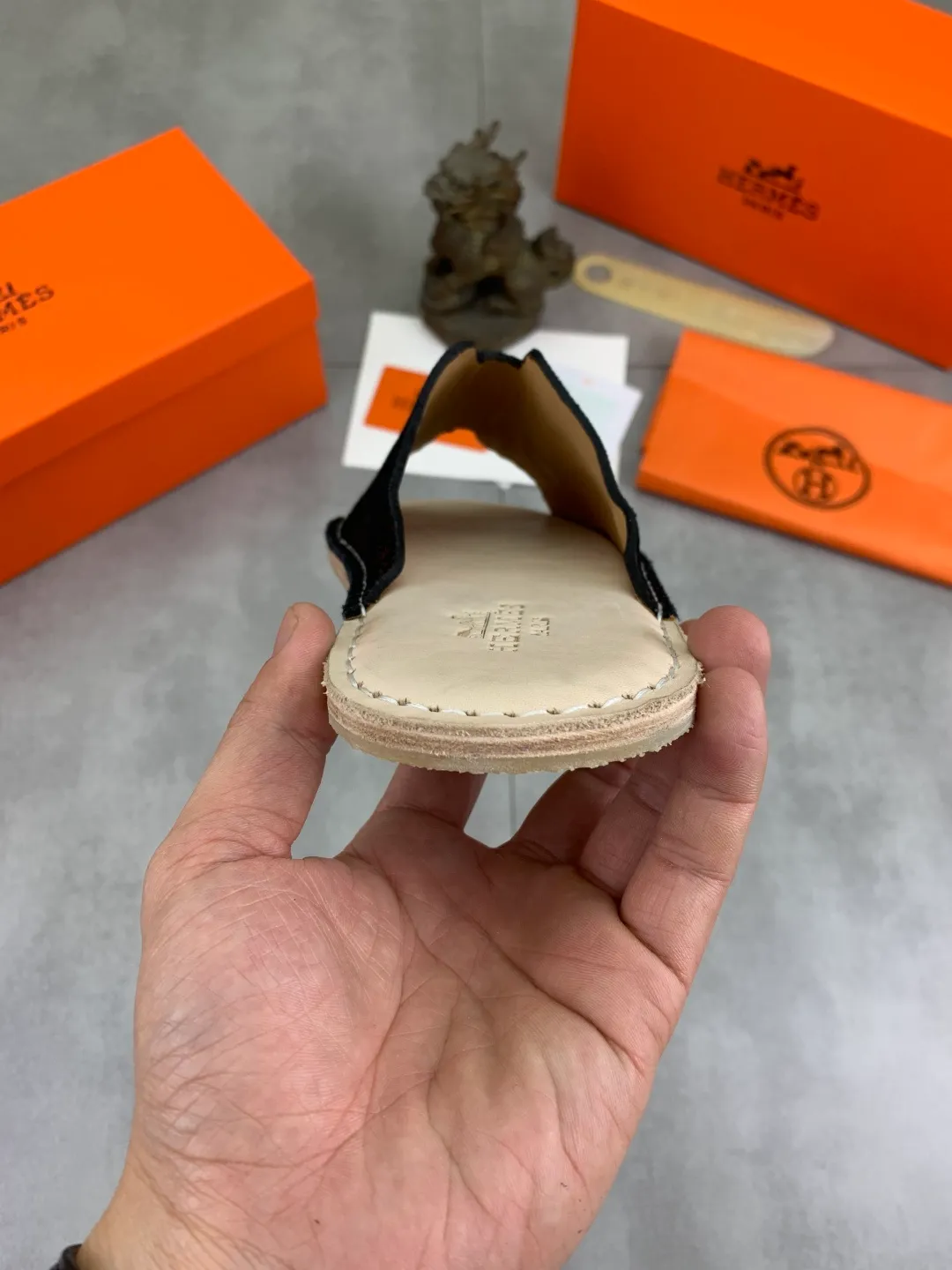Men's men's shoes 💰P360 new model (genuine leather outsole series) new colors are coming simultaneously on the official website [HERMES] Hermès series: original development, original anatomy display, exclusive outsole [Material] Sole: original genuine leather sole with cow essence film 🌸. Fabric Original calfskin Lining: Imported cowhide, delicate and soft Code number: 38-44